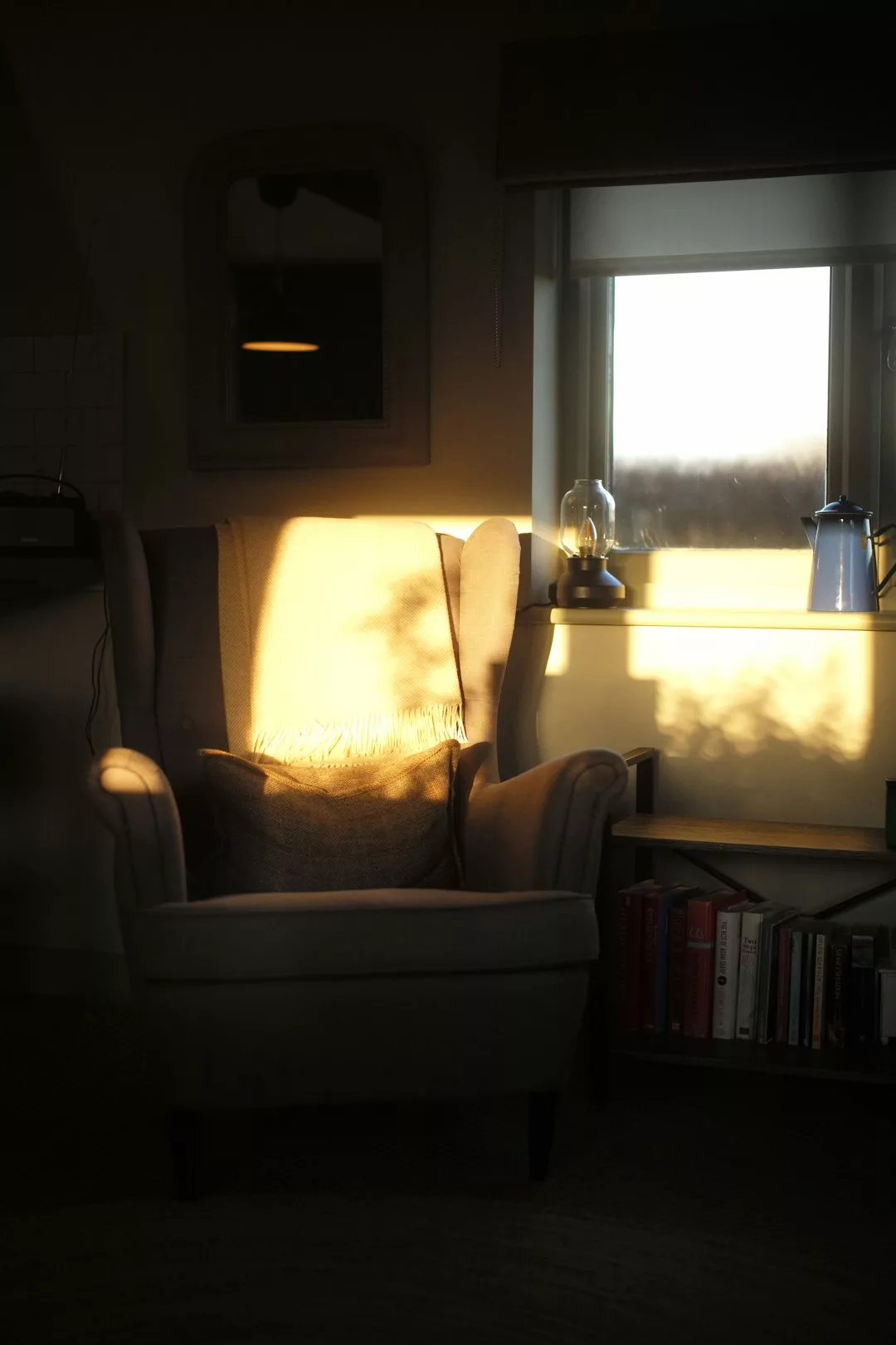 Un salon confortable et accueillant, avec des textures douces et une lumière naturelle, invitant à la détente.