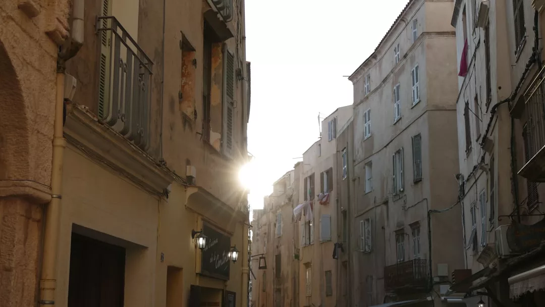 Une rue pavée pittoresque à Romans-sur-Isère, baignée de lumière du soir, évoquant le potentiel touristique de la ville.