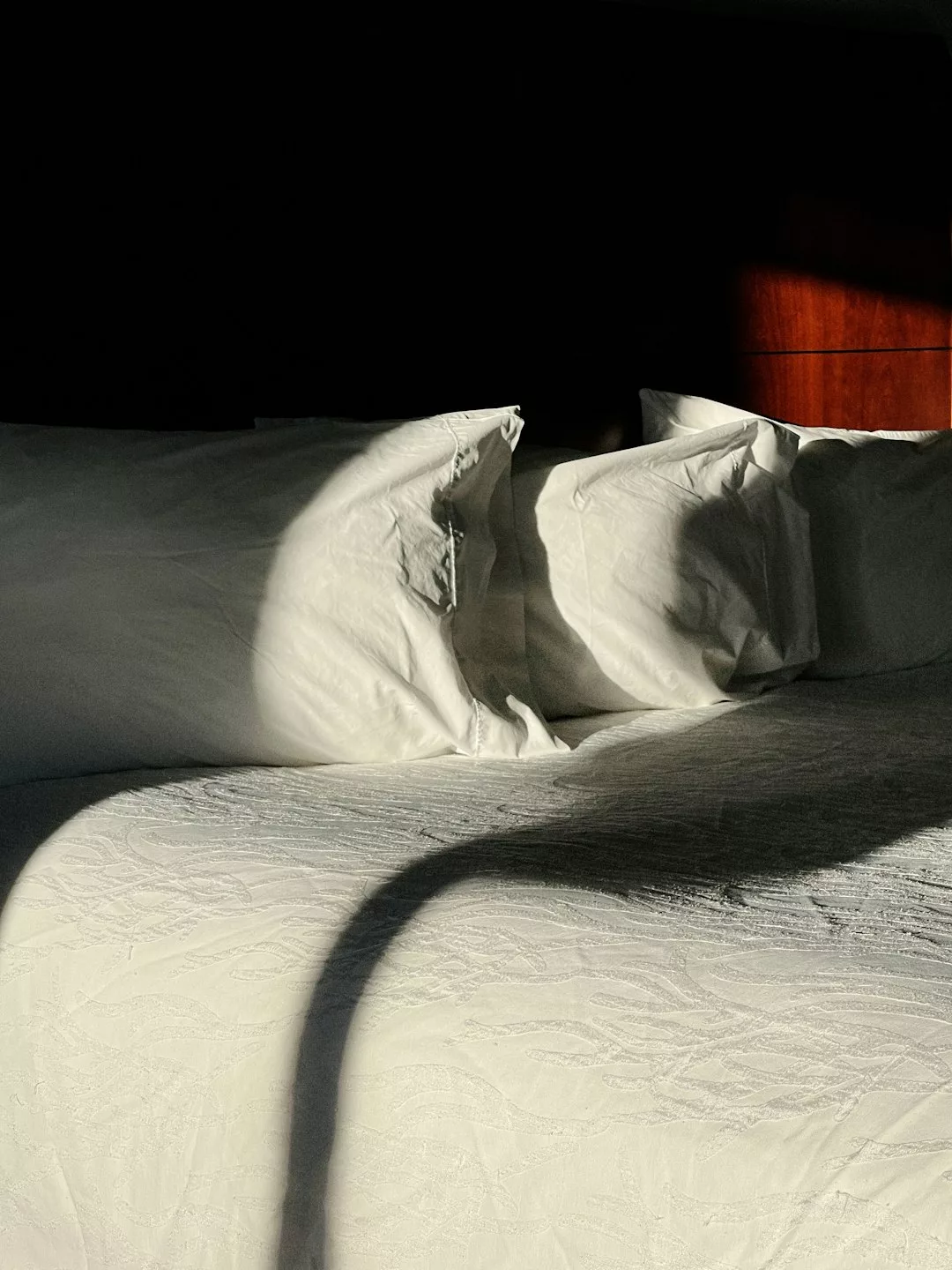 Un lit fraîchement fait, des draps blancs impeccables, une chambre bien rangée... tout ce qui rappelle la propreté et la qualité d