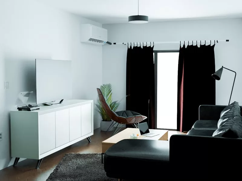 Sur cette photo, on voit une professionnelle du ménage qui s