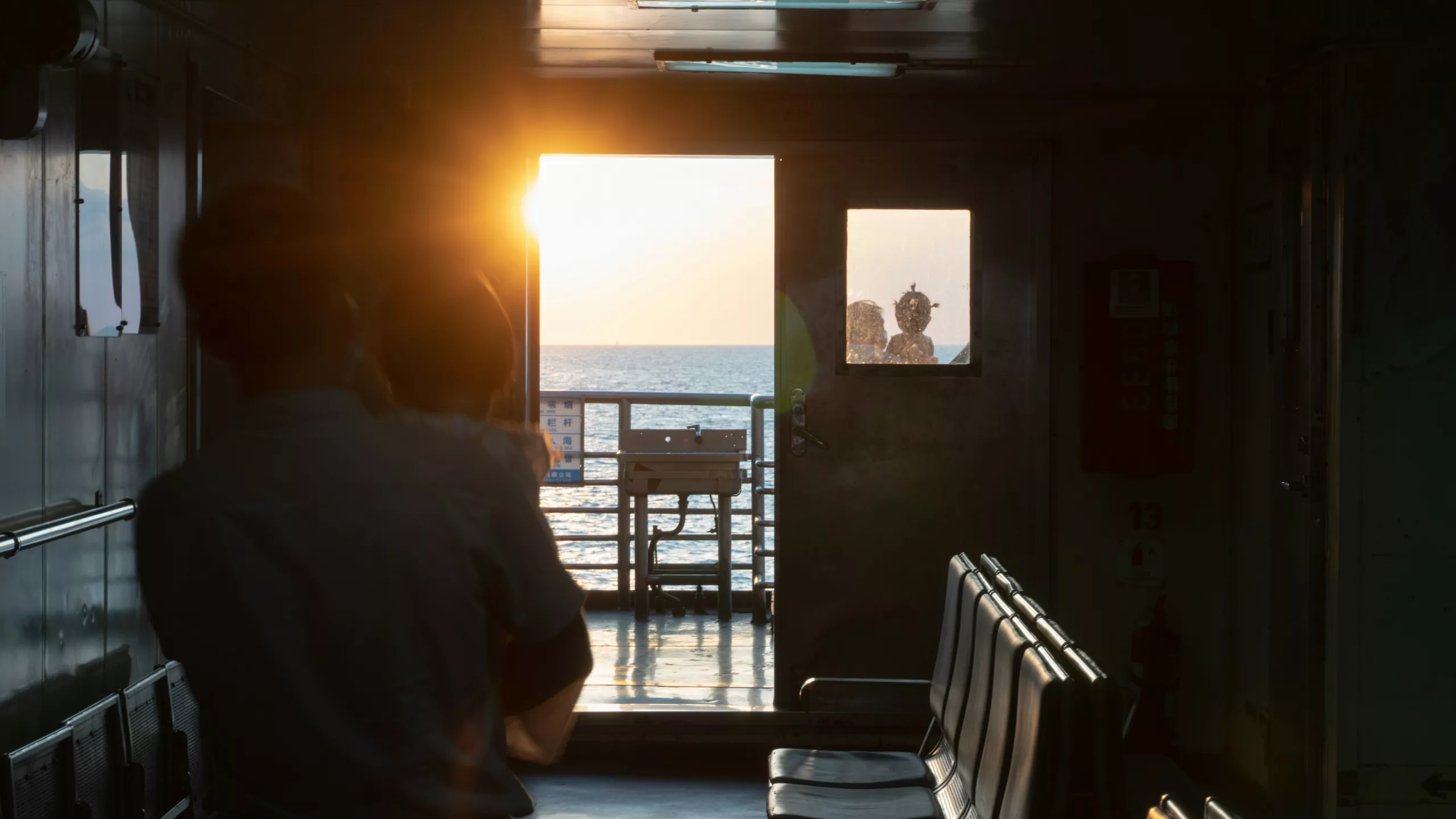 Une personne accueillante remettant des clés à des voyageurs souriants à la porte d
