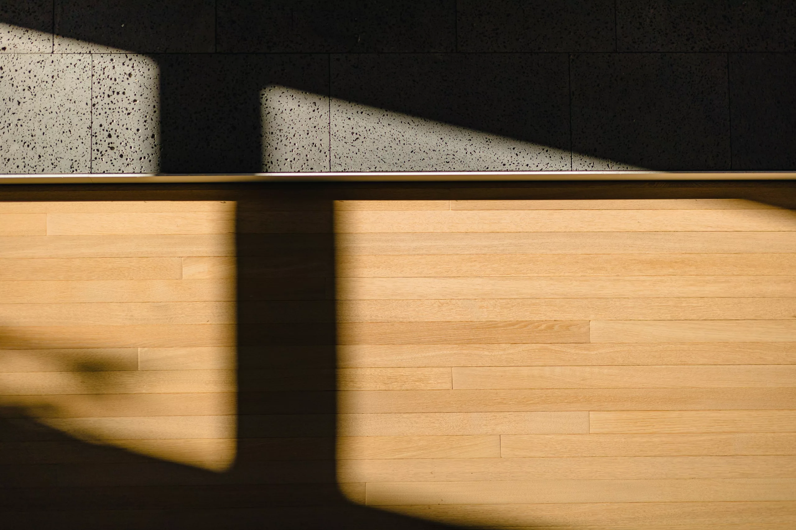 Un jeu de clés élégant posé sur un comptoir en bois, symbolisant la remise de la gestion à un professionnel.