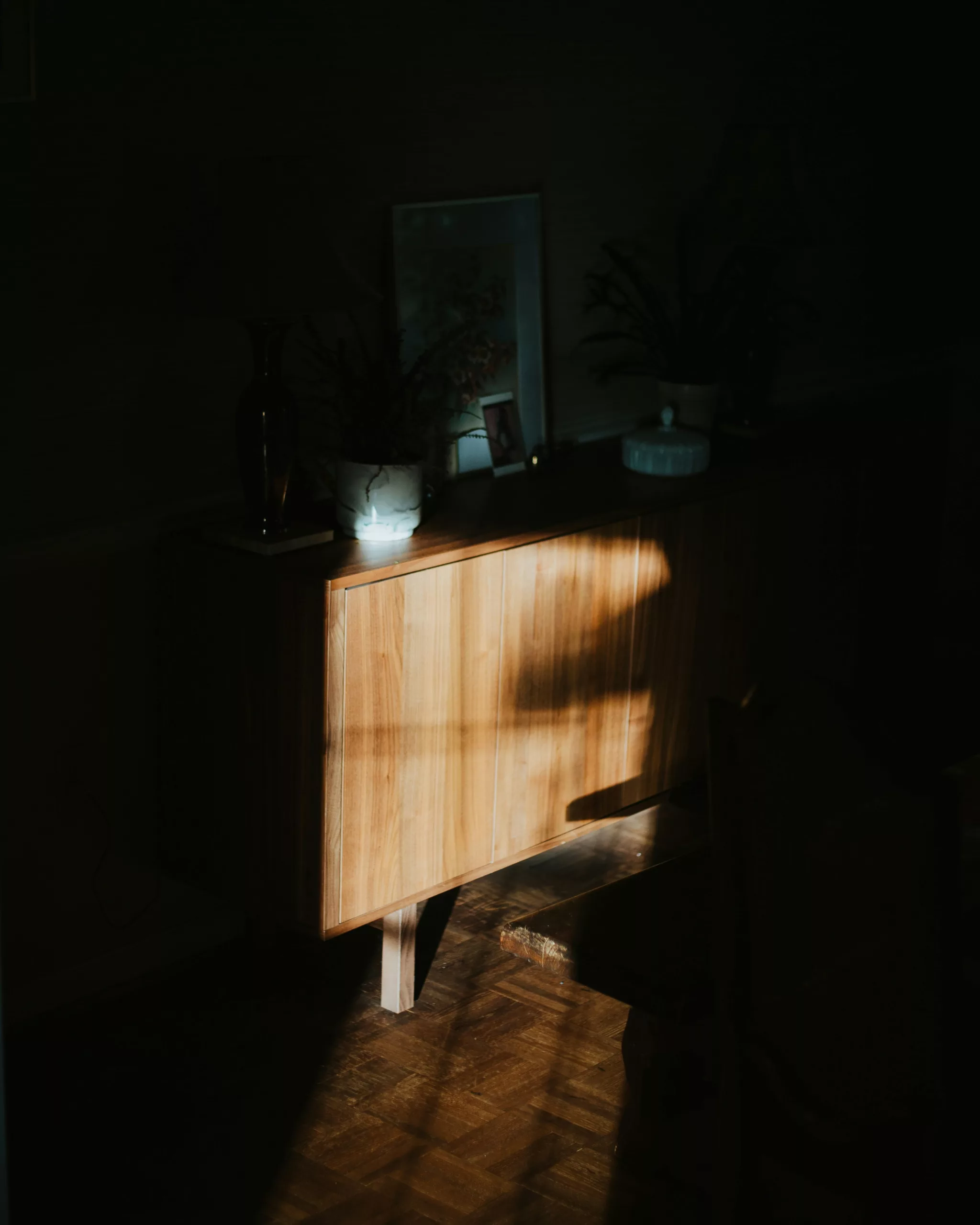 Une paire de clés posée sur un comptoir en bois, un geste simple qui symbolise la confiance accordée à un professionnel à qui l