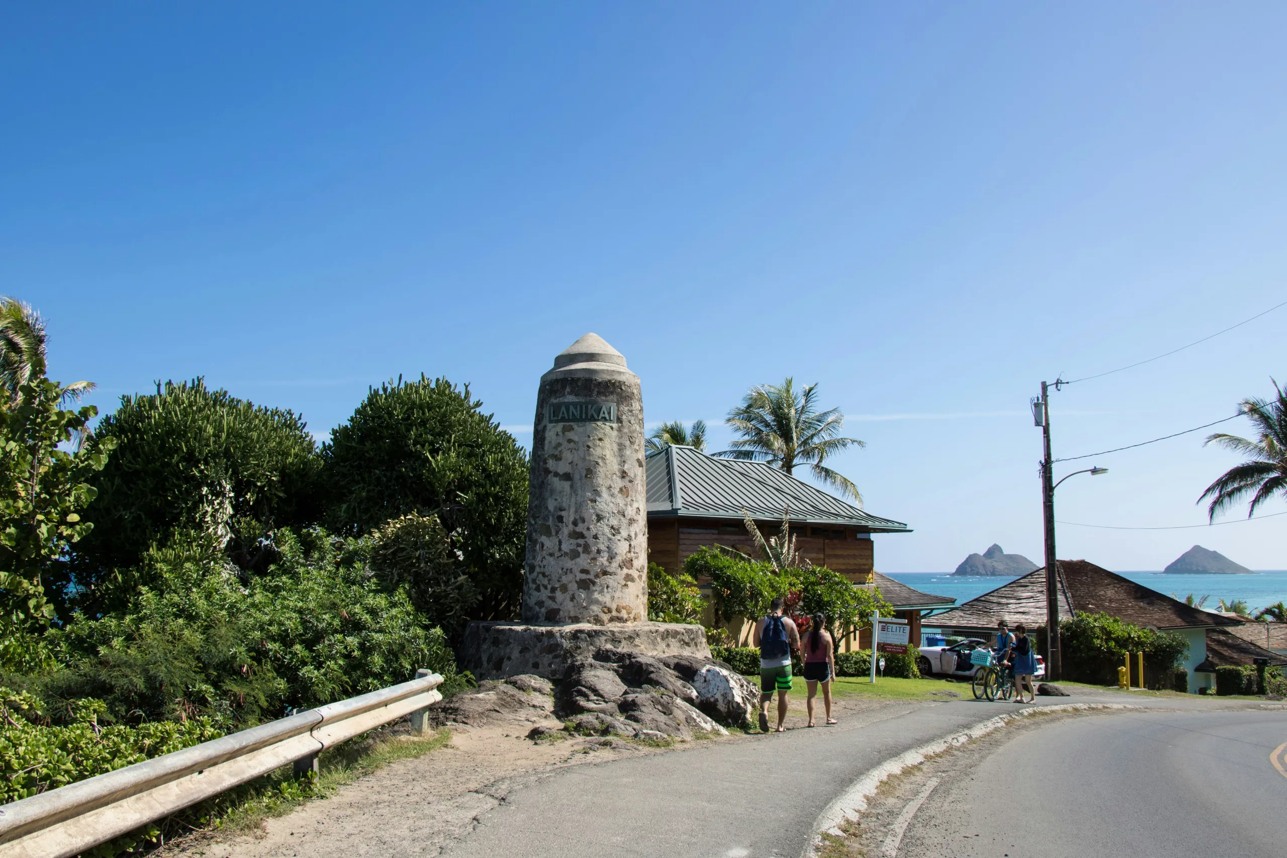 Une clé de maison posée sur une carte représentant une région touristique, symbolisant l