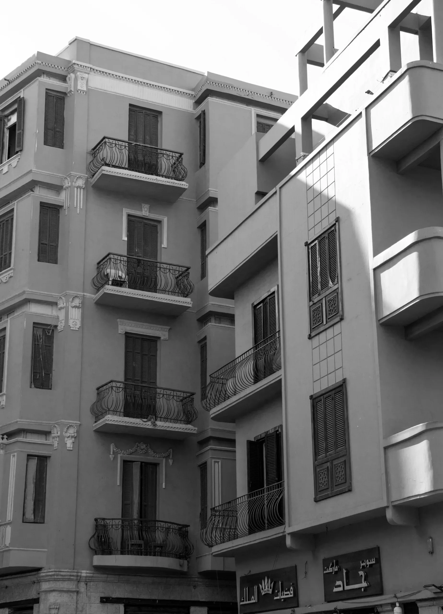 Une vue sur un quartier résidentiel urbain avec des bâtiments modernes et anciens, symbolisant la diversité des réglementations immobilières selon les villes.