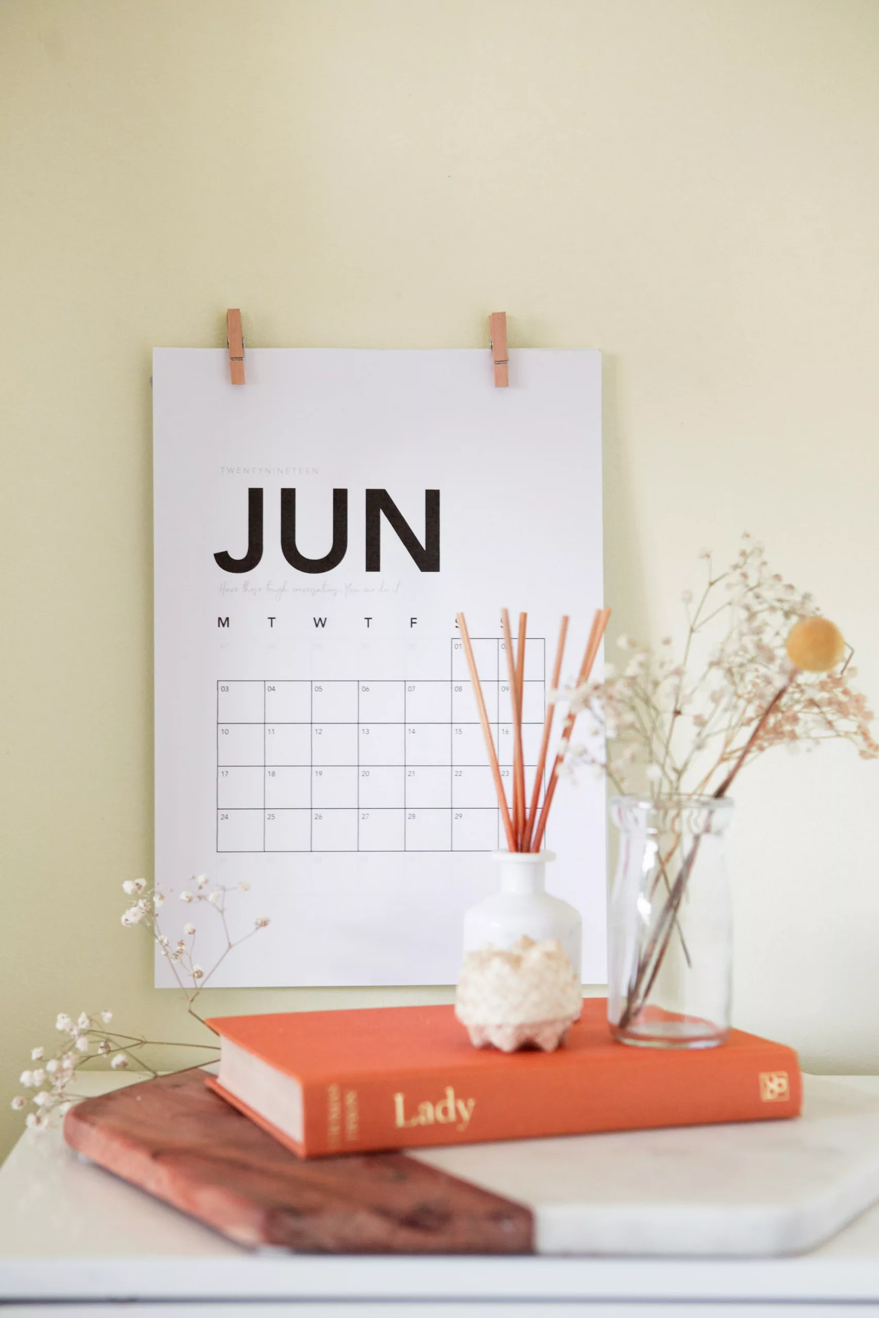 Un calendrier de bureau, avec plusieurs dates entourées, qui symbolise la planification et la gestion des réservations d