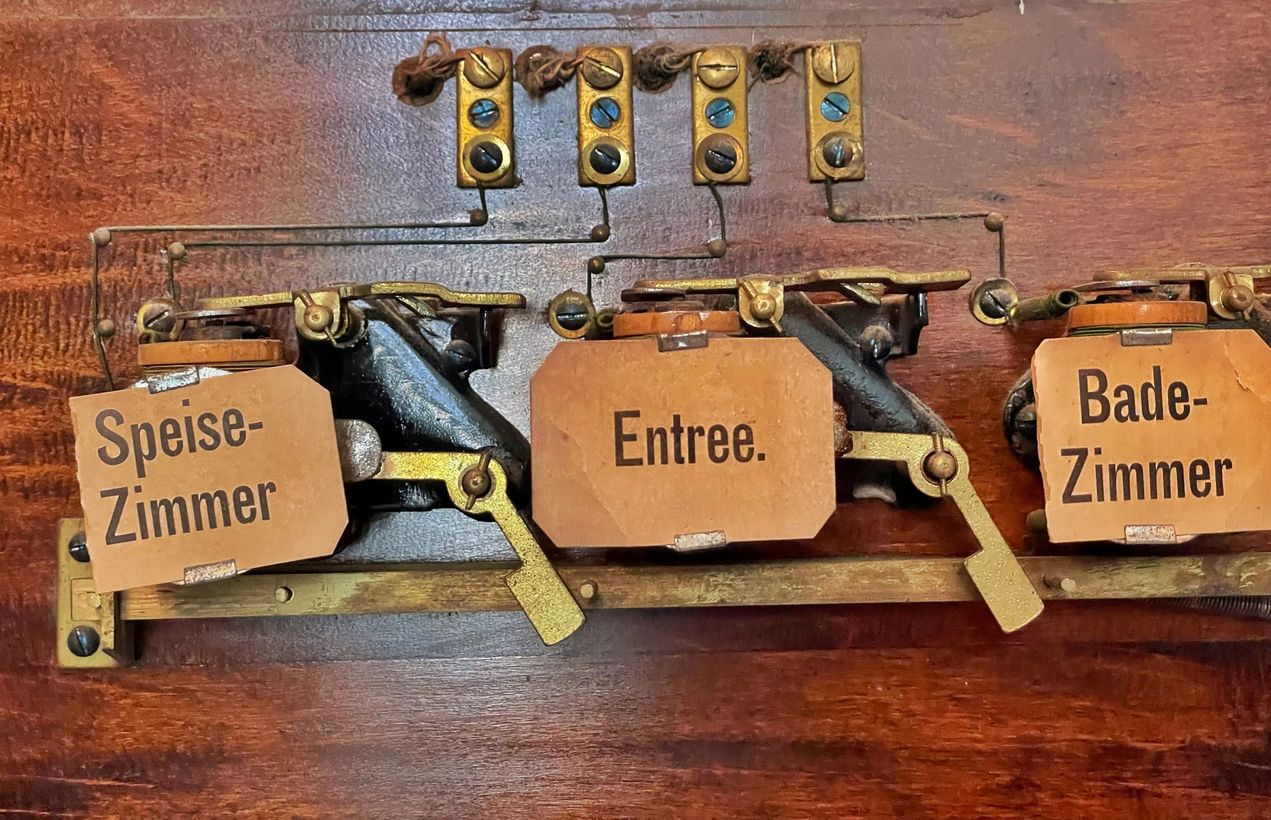 Comparison table of smart locks vs traditional lockboxes for Airbnb hosts