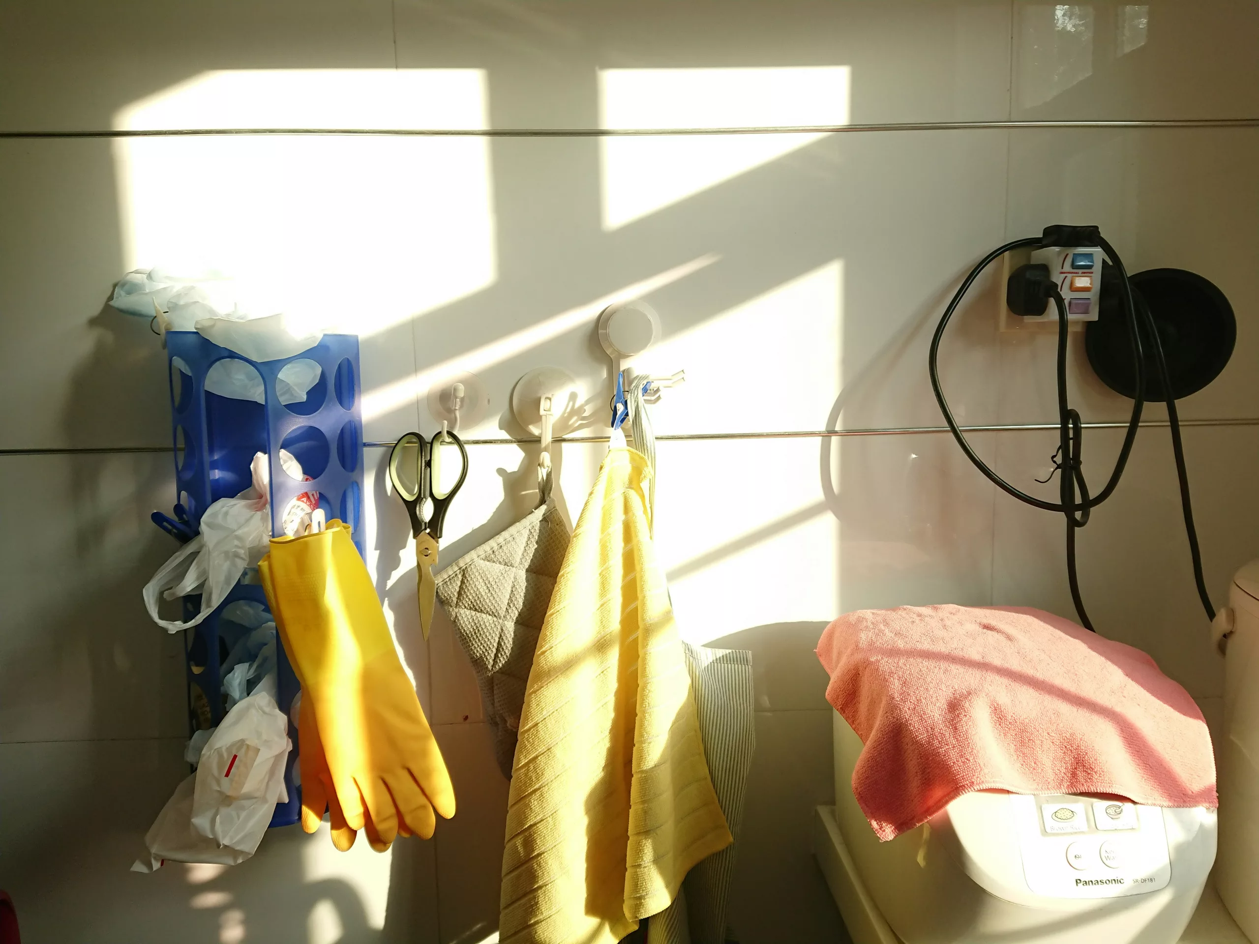 Une équipe de nettoyage professionnelle prépare une chambre de location de vacances avec des draps frais.