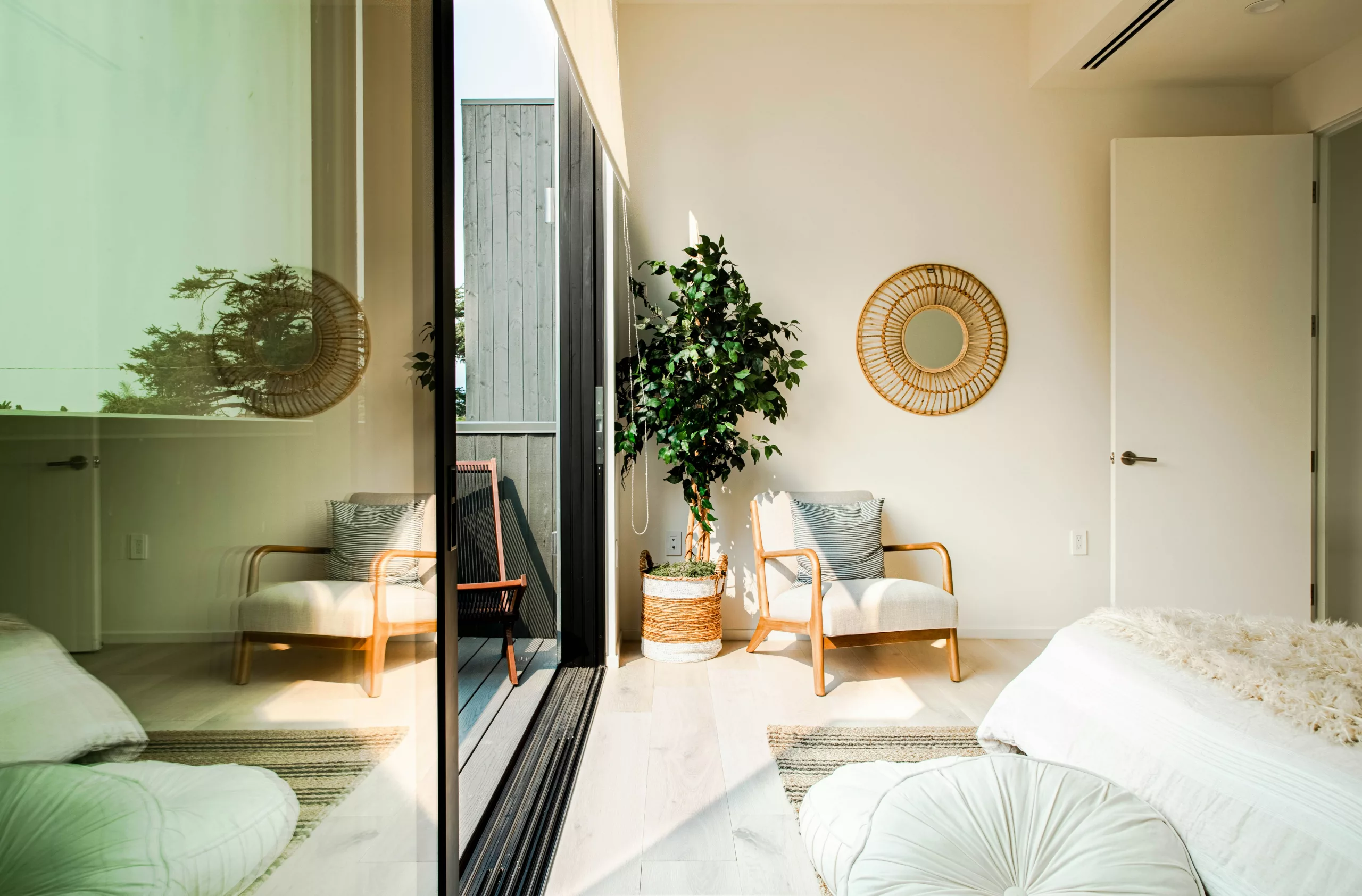 Intérieur minimaliste moderne d'un appartement parisien prêt pour les invités Airbnb.