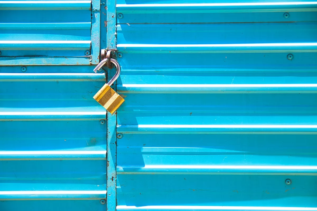 Porte bleue verrouillée avec un cadenas jaune.