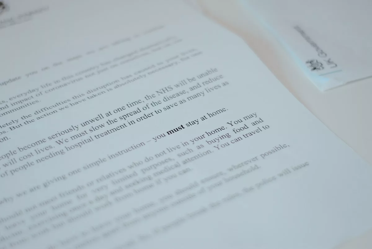 Texte manuscrit détaillant les instructions de confinement liées à la pandémie.