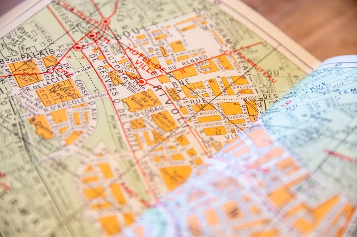 Carte géographique détaillée d'une ville française avec des rues et des quartiers.