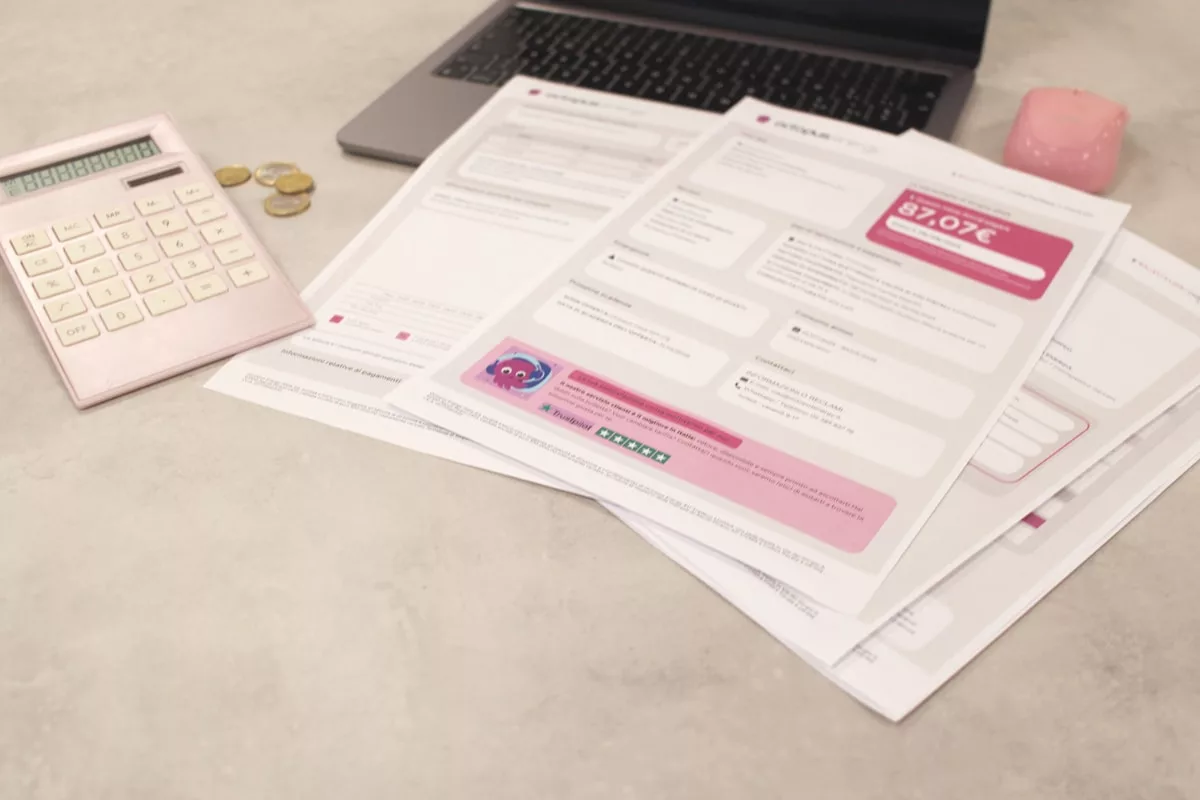 Formulaires, calculatrice, ordinateur portable, pièces de monnaie, documents administratifs.