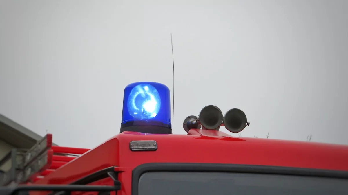 Une voiture rouge avec des écouteurs bleus et noirs.