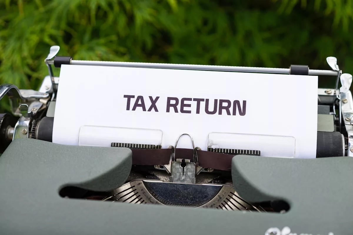 Vieille machine à écrire avec le texte "TAX RETURN" affiché.