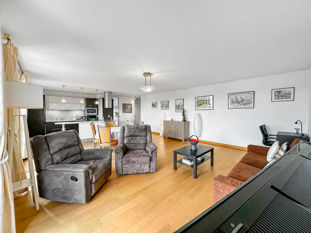 Salon d'un appartement de 108 m² au Plessis-Robinson, géré par Japandi Conciergerie