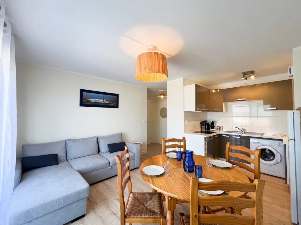 Espace repas lumineux d'un appartement géré par Japandi Conciergerie à Mimizan Plage, dans les Landes