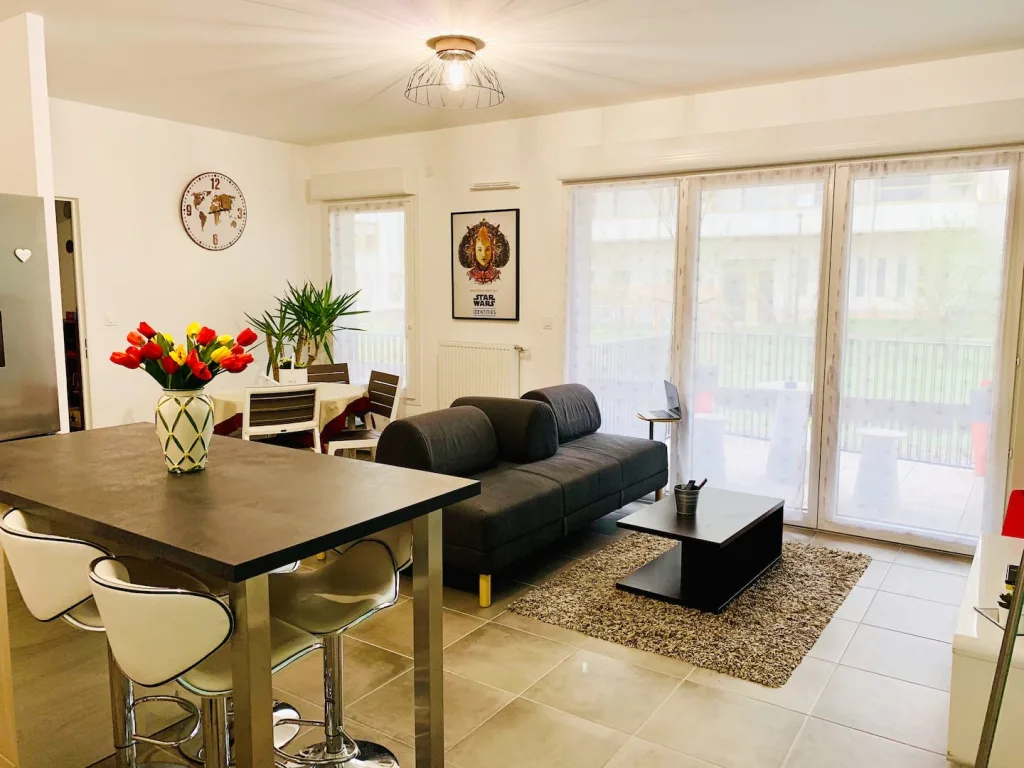 Salon lumineux d'un appartement en location courte durée à Lyon Vaise, géré par Japandi Conciergerie