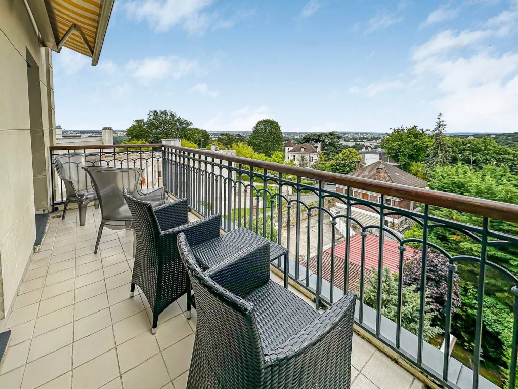 Balcon donnant sur les arbres, appartement du Plessis-Robinson géré par Japandi Conciergerie
