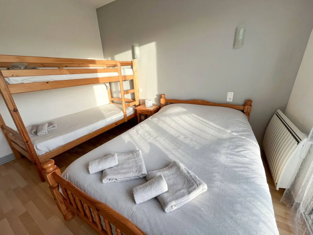 Chambre d'un appartement en location courte durée à Mimizan Plage, géré par Japandi Conciergerie