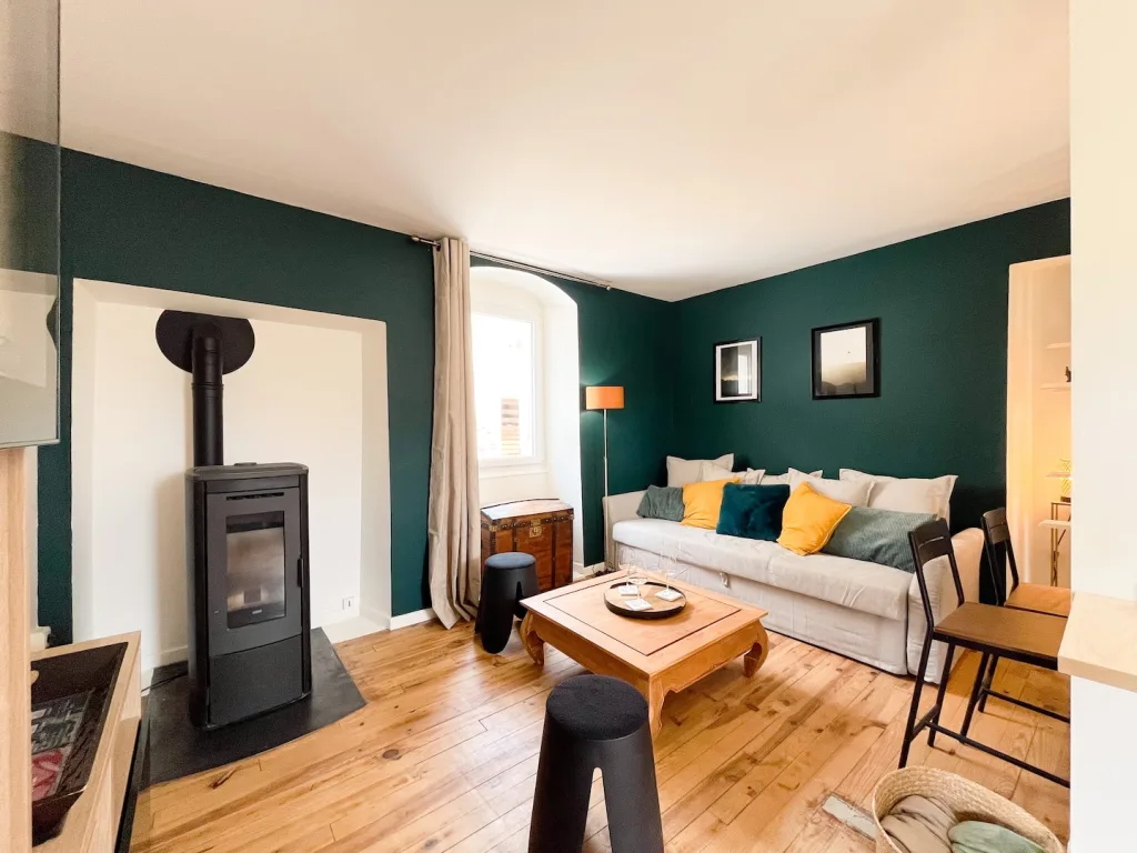 Salon d'une maison de village rénovée à Laval-d'Aix, au pied du Vercors, gérée par Japandi Conciergerie