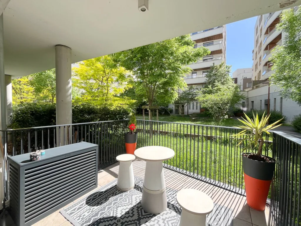 Terrasse calme d'un appartement du 9e arrondissement de Lyon, géré par Japandi Conciergerie